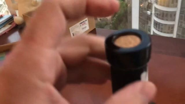 Как открыть бутылку вина пальцем (без штопора)