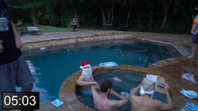 Last To Leave *FREEZING* Cold Ice Bath Wins $3,000 Challenge смотреть онлайн