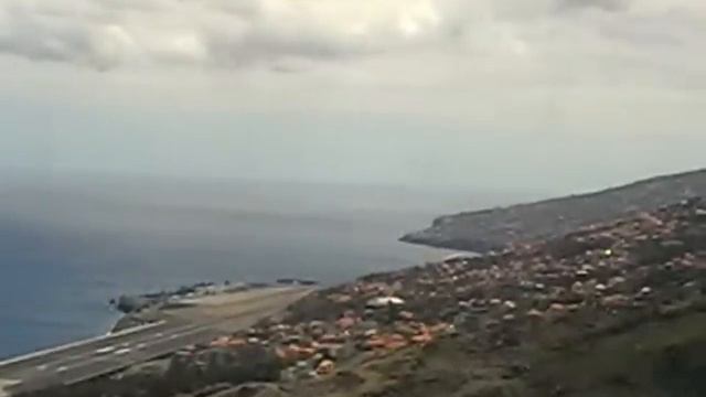 Взлет и посадка самолетов на Мадейре смотреть онлайн