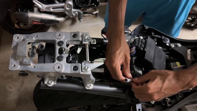 Tucked Up Systems - 2022 Yamaha R7 Fender Eliminator and Integrated Tail Light Install смотреть онлайн