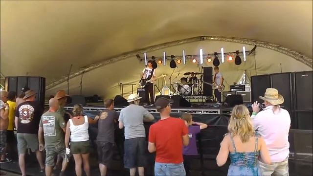 Kid band Room 4 play Black Chandelier by Biffy Clyro at Weyfest. Room 4 are aged 10 to 14 смотреть онлайн