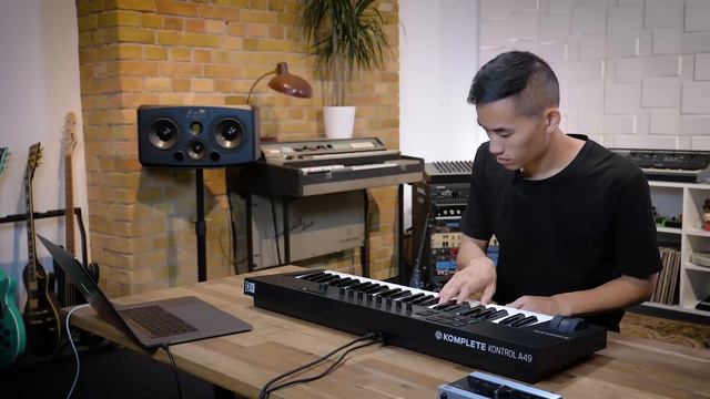 Andrew Huang explores the KOMPLETE KONTROL A-Series | Native Instruments смотреть онлайн