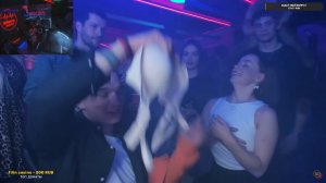 милфа сломалась и сняла лифчик