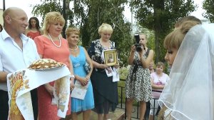 Традиционная встреча молодых со свадебным караваем