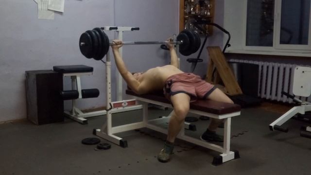 ЖИМ ШТАНГИ ЛЕЖА 100 КГ НА 7 РАЗ ПРИ СОБСТВЕННОМ 64 КГ! смотреть онлайн