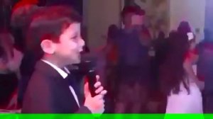 Мальчик поёт песню мама