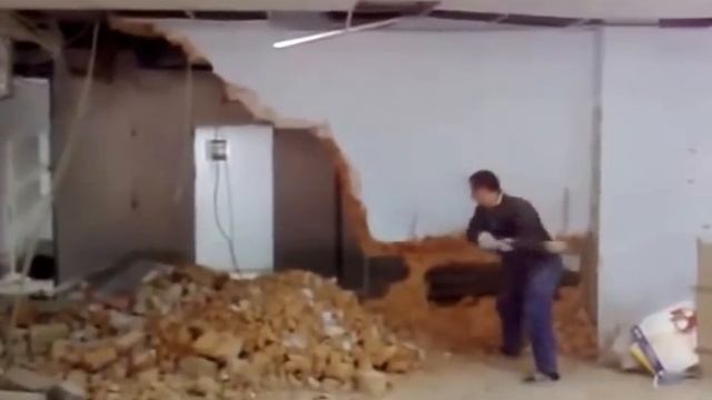 Кувалда и стена, Демонтаж