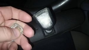 Приклеить салонное зеркало заднего вида автомобиля к стеклу Суперклеем.