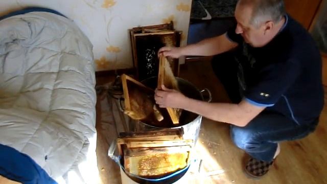 ? ? КАК ИЗВЛЕЧЬ ЗАКРИСТАЛЛИЗОВАННЫЙ ЗАСАХАРЁНнЫЙ МЁД из сот не повреждая рамки смотреть онлайн