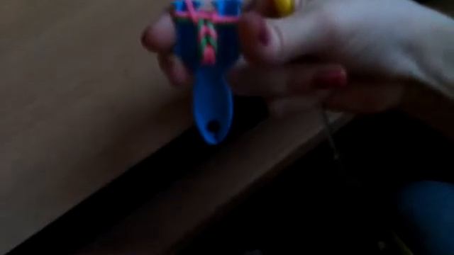 Как плести браслет из резиночек рыбий хвост ? смотреть онлайн