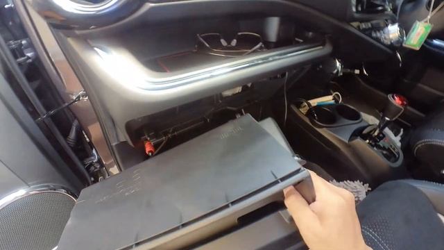 【エアコンフィルター交換　TOYOTA Aqua G's NHP10】 смотреть онлайн