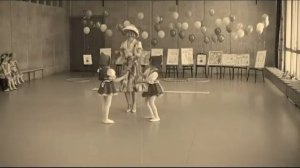 Танец Мэри Попинс и девочек с зонтами