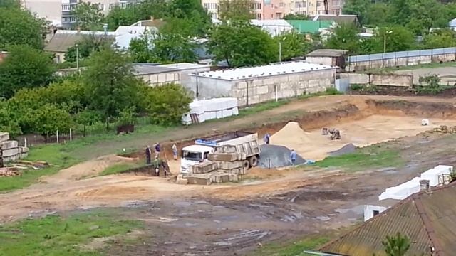 Грузовик на стройке