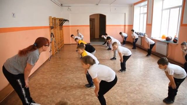 Урок физической культуры в 2 классе по теме "Подвижные игры на основе веселых стартов" смотреть онлайн