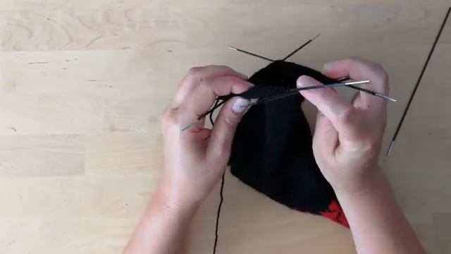 Вяжем носки из Alize superwash жаккард роза. Простая пятка, мысок носка, закрытие мыска Часть 2. смотреть онлайн