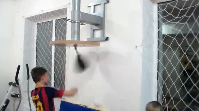 Школа бокса и кикбоксинга Андрея Рябченка (отработка ударов на винтовой груше) смотреть онлайн