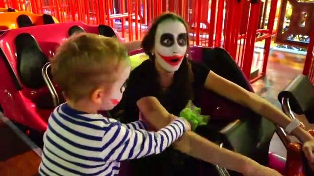 Джокеры в Парке развлечений! - Bad Baby Joker & Mommy Joker Superhero Fun