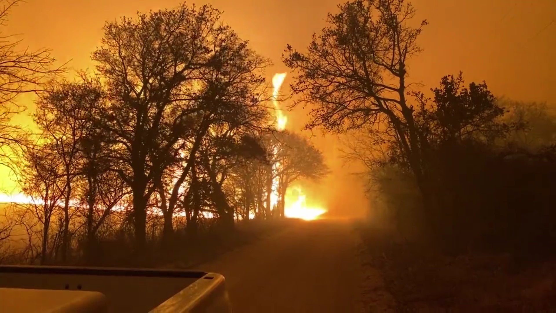 Огненные торнадо бушуют в Техасе