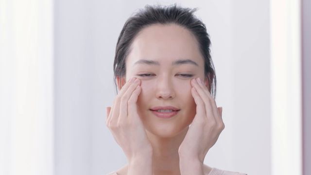 How to apply your Super Restorative Eye Care | Clarins смотреть онлайн