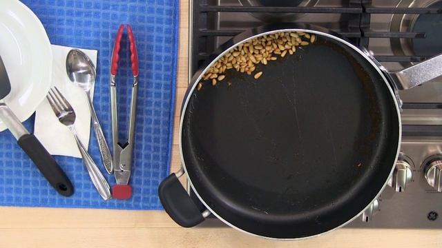 Green Beans with Pine Nuts! An Easy, Healthy Recipe! смотреть онлайн