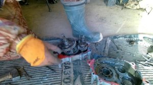 Ремонт редуктора мотороллера муравей!!!