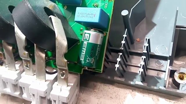 Вскрываем электросчётчик Меркурий 230 ,3 фазы элемент питания смотреть онлайн