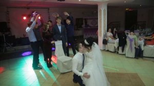 Прикольная интерлюдия на свадьбе с различными видами поцелуев