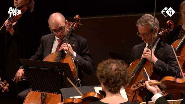 J.S. Bach: Violin Concerto in A minor BWV 1041 - Noa Wildschut & Concertgebouw Chamber Orchestra HD смотреть онлайн