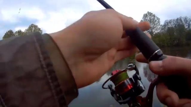 Отводной поводок. Рыбалка на пруду. Окунь на отводной. Первый опыт. Весной со спиннингом. Рыбалка смотреть онлайн
