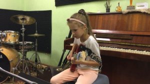 Игра на гитаре, классические произведения на электрогитаре в исполнении детей