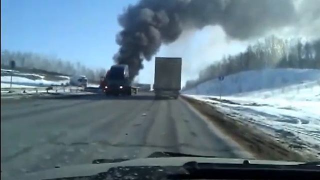 Пожар на трассе М5 (Самара-Уфа), вблизи д. Тюпкильды смотреть онлайн