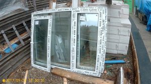 Ставим пластиковые окна в брусовой деревенский дом.