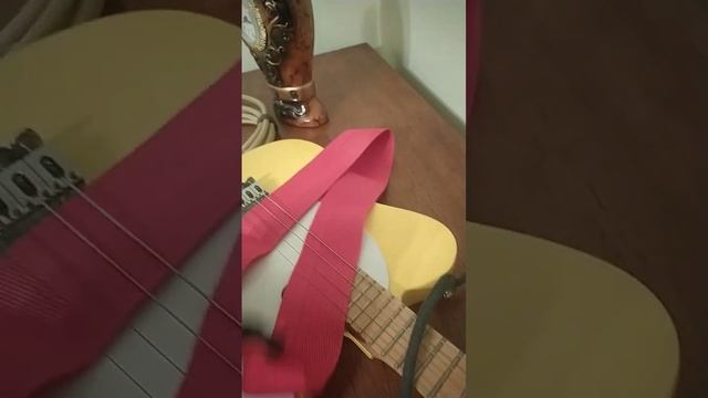 как прикрепить ремень к электрогитаре смотреть онлайн
