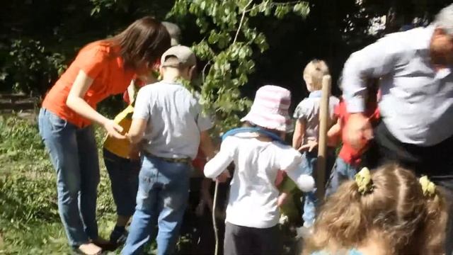 Дети сажают дерево. Фрагменты дет.садовской жизни. смотреть онлайн
