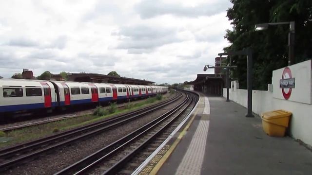 (HD) Trains @ Chiswick Park - District + Piccadilly Lines 28/07/15.