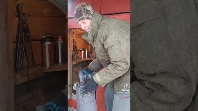 Процесс копчения колбасы из свинины