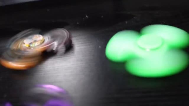 SPINNING 3 FIDGET SPINNERS AT 3AM *3AM CHALLENGE* DO NOT SPIN A FIDGET SPINNER AT 3AM смотреть онлайн