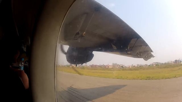 Взлет на маленьком двухмоторнике из Катманду смотреть онлайн
