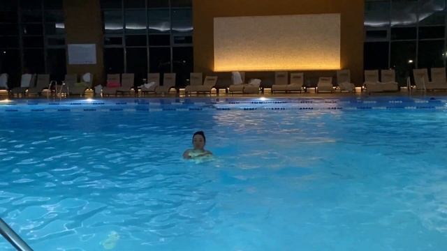 ГЕЛЕНДЖИК ОТЕЛЬ МЕТРОПОЛЬ. ИДЁМ ПЛАВАТЬ В БАССЕЙНЕ! смотреть онлайн