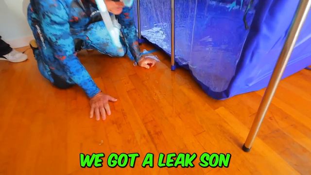 I Turned my Bed into a Fish Tank! смотреть онлайн