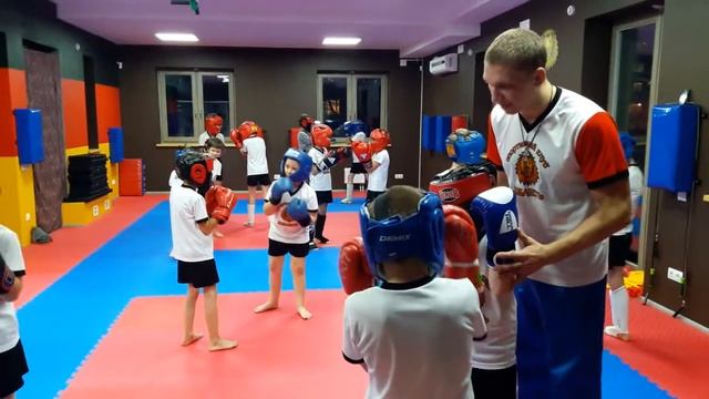 СК Доблесть, показательная тренировка по кикбоксингу. Тренер Бобров А.С. смотреть онлайн