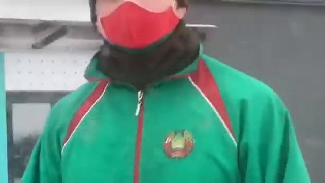 В Новой Боровой неизвестные клеят на окна жилых домов госфлаги