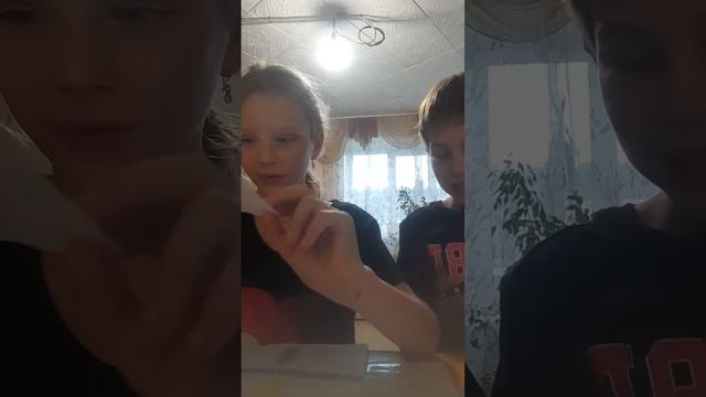 открывала бумажные сюрпризы с другом. у него есть свой канал. смотреть онлайн