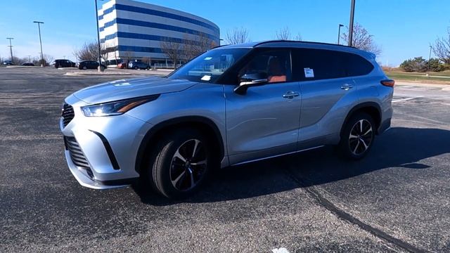 Toyota Highlander XSE 2021 with a Cockpit Red Interior смотреть онлайн