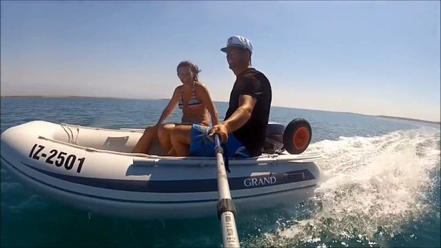 Four stroke Yamaha outboard 8 HP, inflatable boat Grand 300, 29 km/h with two adults смотреть онлайн
