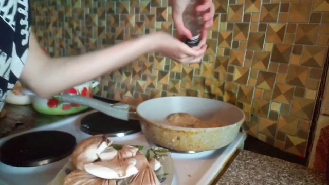 Жарим грибы Зонтики вкусно. смотреть онлайн
