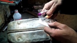 Как быстро залатать протекающую канистру.