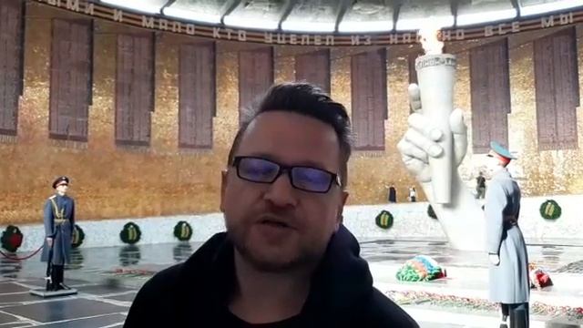 На героической земле, на Мамаевом кургане у вечного огня вспомнил стихи Высоцкого смотреть онлайн