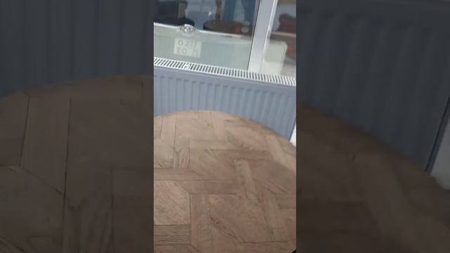Мебельщик под столом. Столик в апартаментах 