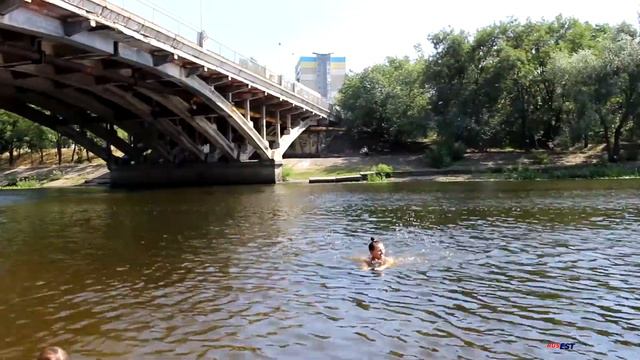 ЛЕТО НАСТУПИЛО, А ЗНАЧИТ, ПРЫГАЕМ С МОСТОВ. ТОЧНЕЕ С МОСТА. смотреть онлайн